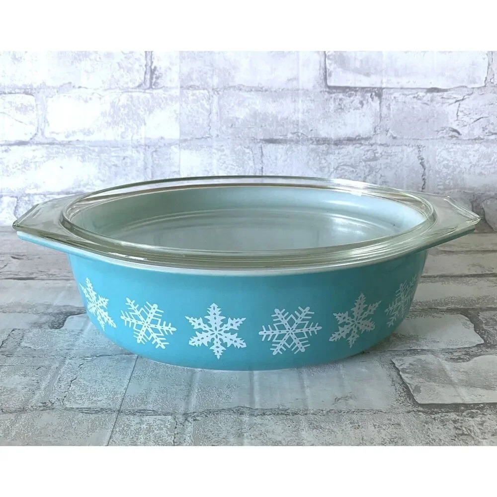 Pyrex Turquoise Snowflake 2.5 qt Casserole with Lid (small chip)